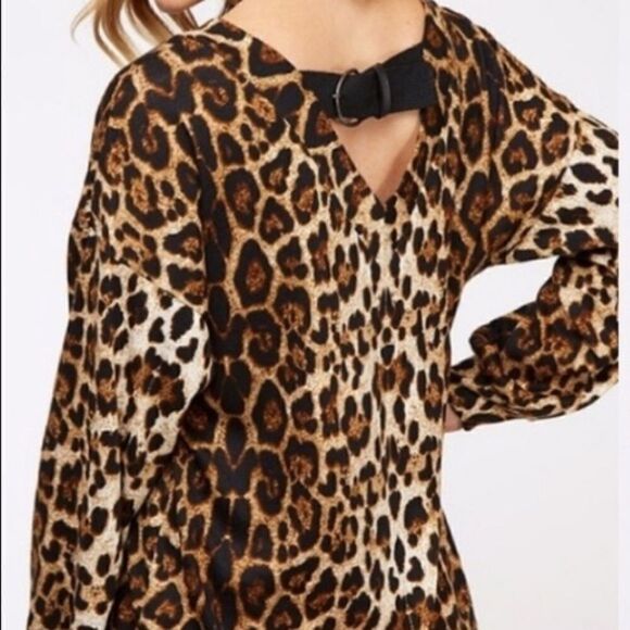Leopard V Neck Buckle Top - Picture 4 of 16